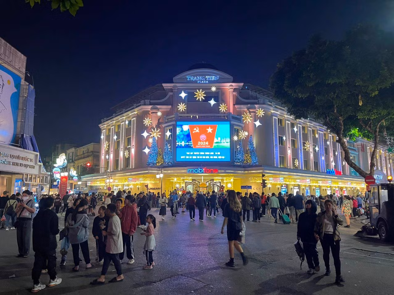 还剑湖步行街在元旦节假期期间为游客开放。(图片来源:nguoihanoi.vn) 还剑湖步行街在元旦节假期期间为游客开放。(图片来源:nguoihanoi.vn)