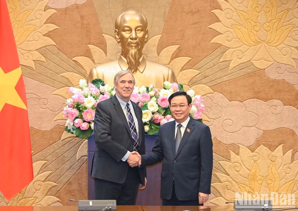 越南国会主席王廷惠会见美国参议员杰夫默克利。