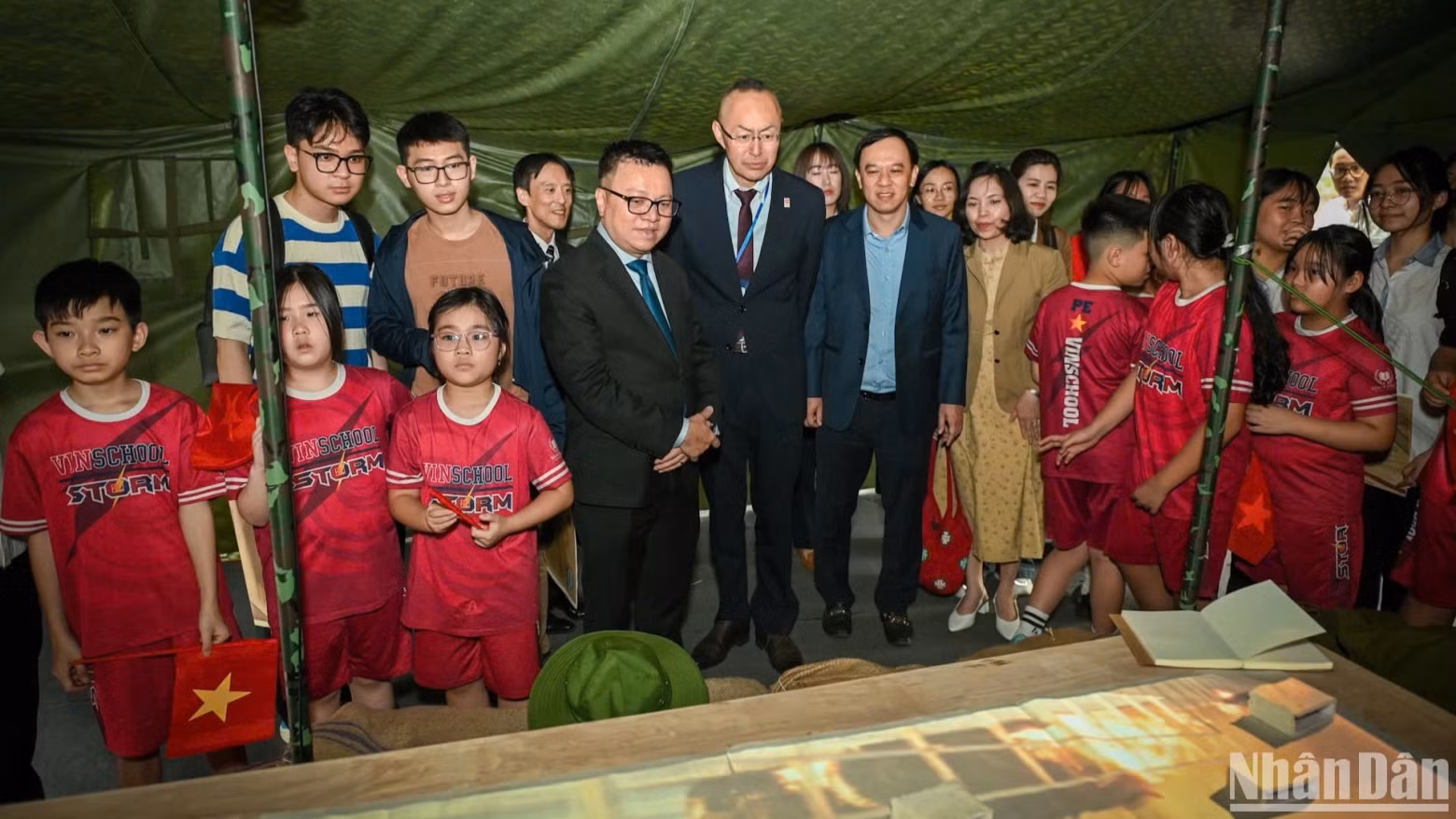 黎国明总编辑向林洋介先生一行介绍《人民报》的庆祝南方解放和国家统一50周年互动体验展。