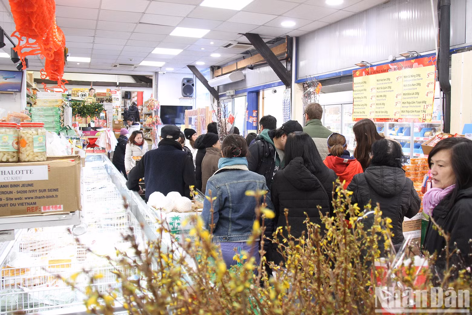 青平Jeune超市的热闹气氛。