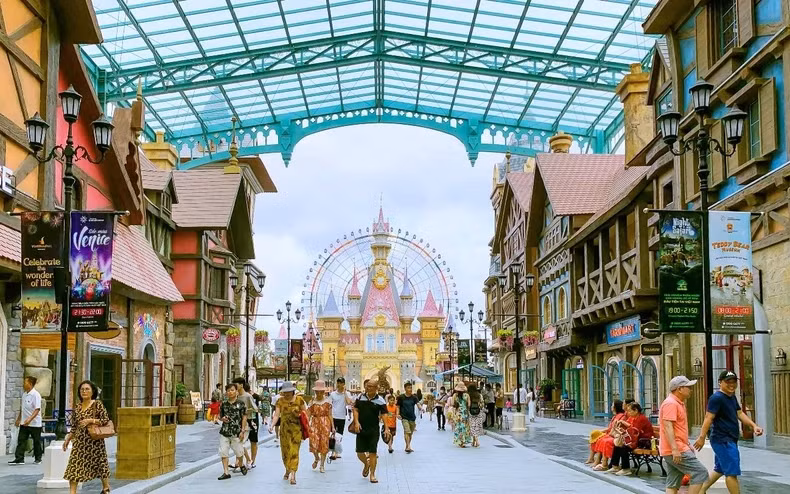 游乐园成为吸引游客的目的地。（图片来源：iStock - HuyNguyenSG）