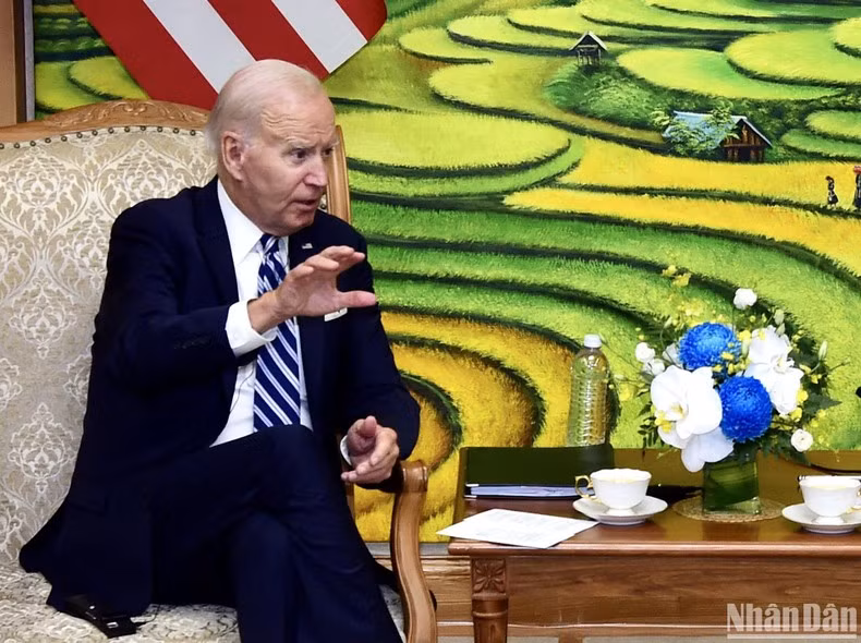 美国总统乔·拜登在会见中发表讲话。