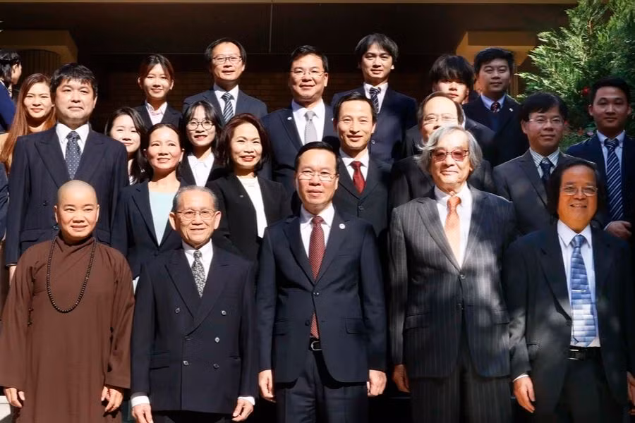 越南国家主席武文赏和各位代表。
