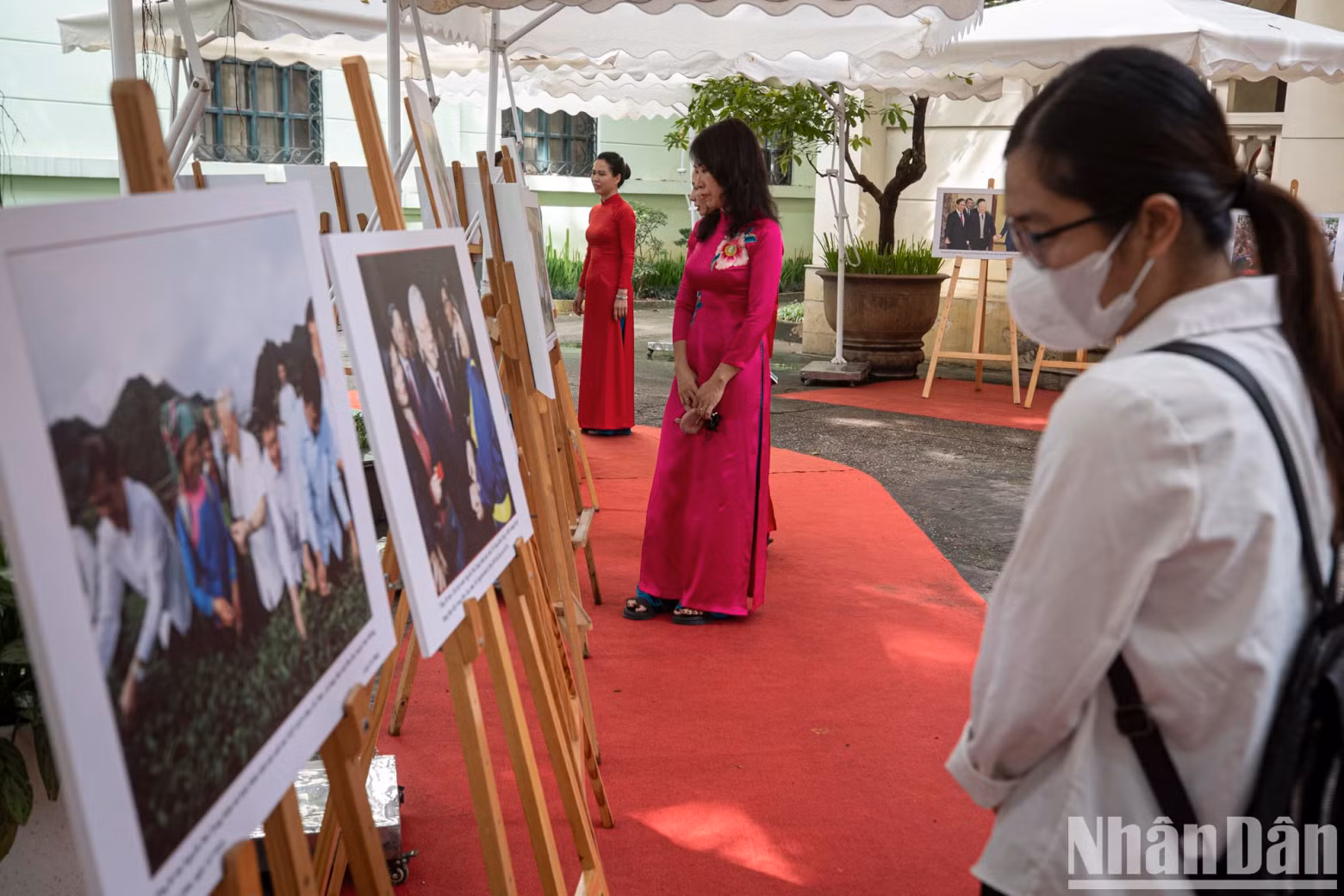首都人民参观图片展。