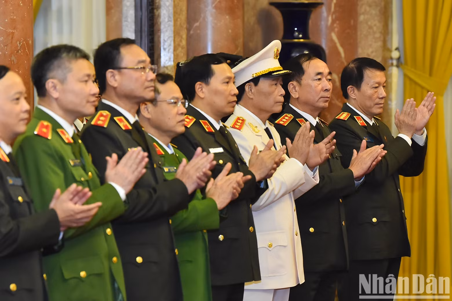 公安部部长粱三光大将和中央公安党委、公安部领导出席仪式。 公安部部长粱三光大将和中央公安党委、公安部领导出席仪式。