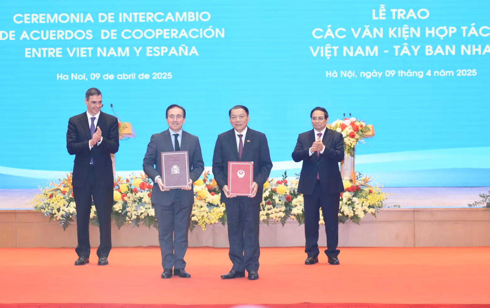 越南政府总理范明正和西班牙首相佩德罗·桑切斯见证越南文化体育与旅游部和西班牙文化部,西班牙教育、职业培训和体育部关于文化与体育的合作备忘录移交仪式。 越南政府总理范明正和西班牙首相佩德罗·桑切斯见证越南文化体育与旅游部和西班牙文化部,西班牙教育、职业培训和体育部关于文化与体育的合作备忘录移交仪式。