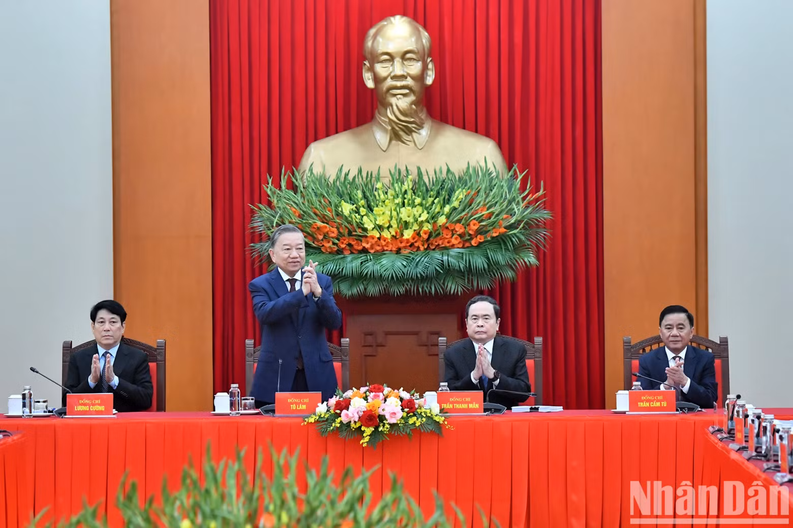 苏林总书记和党、国家领导主持会议。