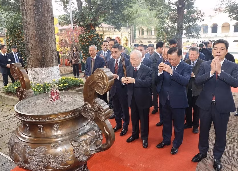 阮富仲总书记和各位代表在升龙皇城遗迹区敬天殿敬香。
