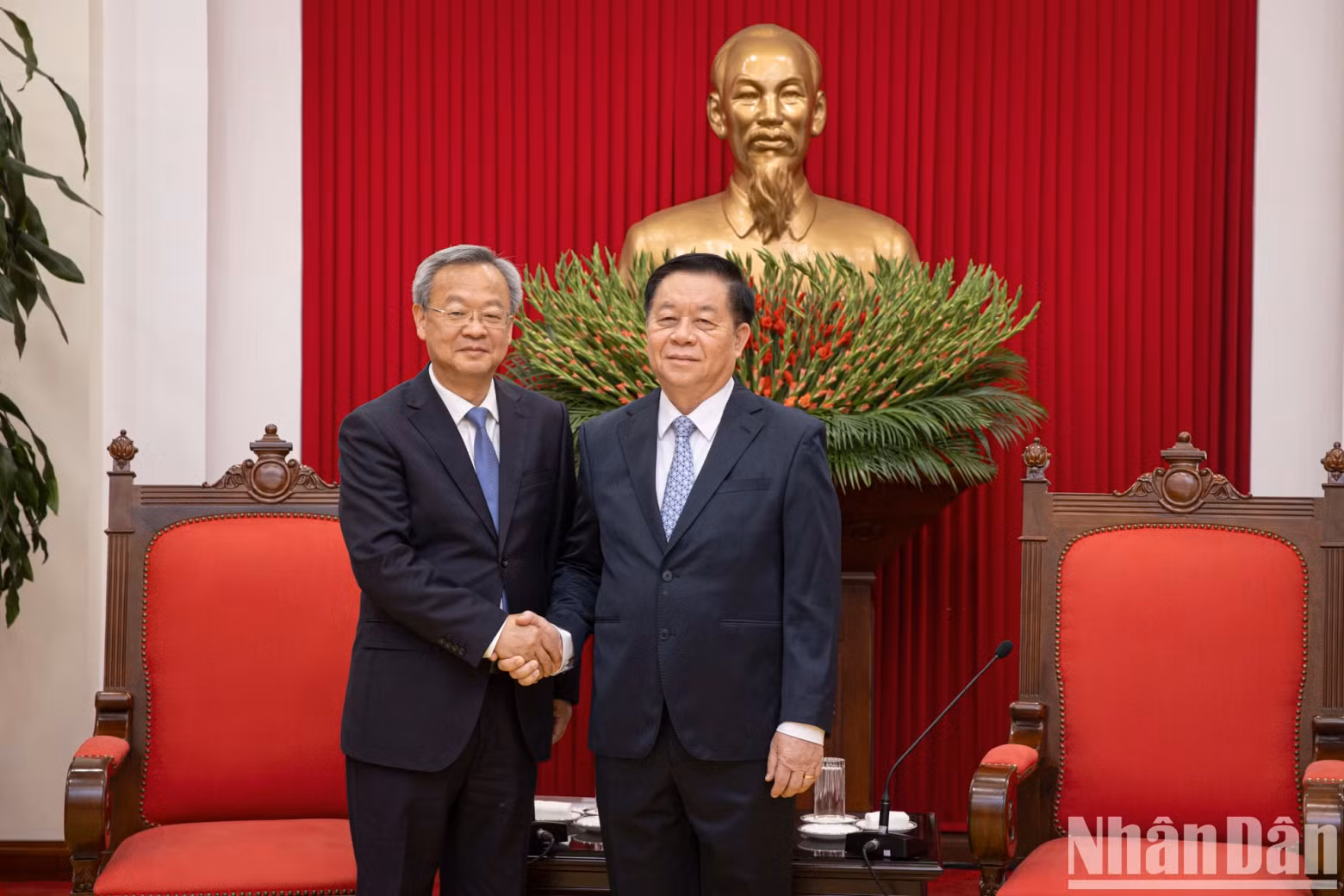 越共中央宣教与民运部部长阮重义和中国《人民日报》社总编辑陈建文。