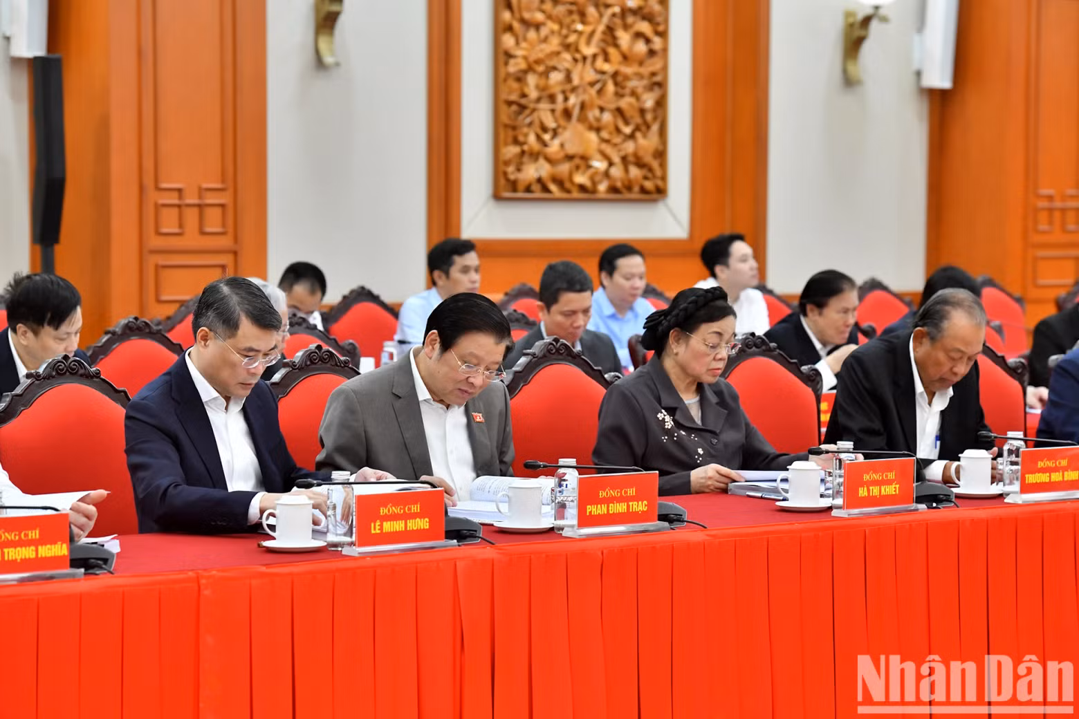 党和国家前领导人出席会议。