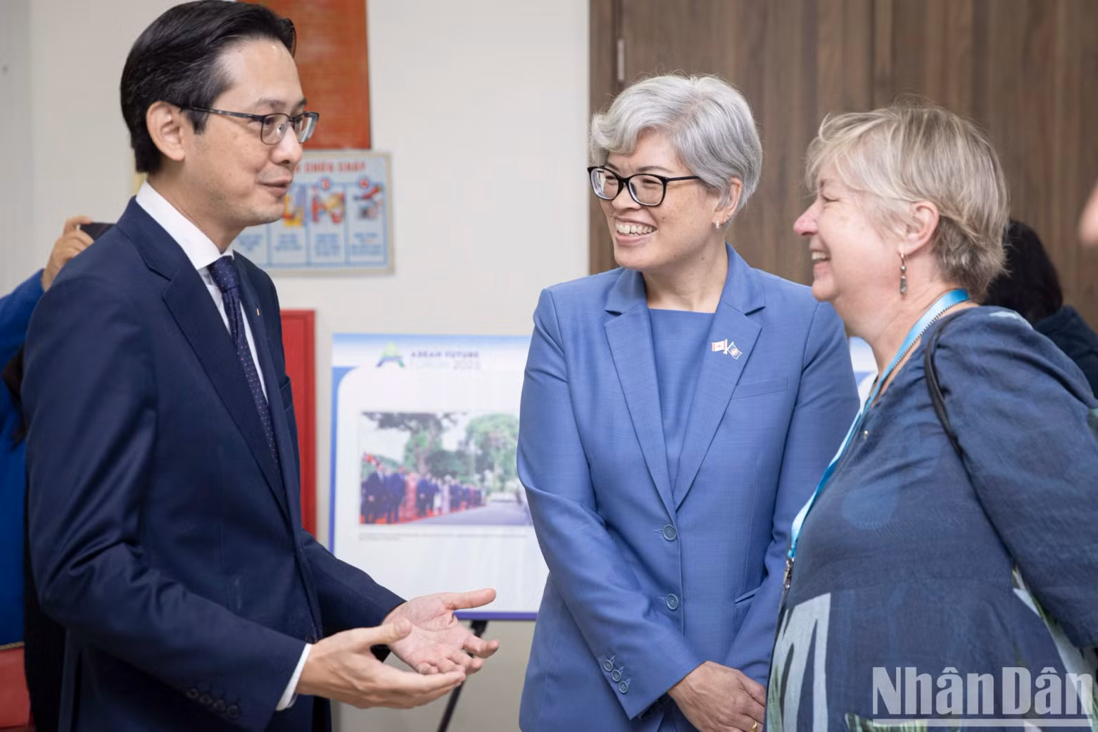 越南政府副总理兼外交部长裴青山和各位代表交流。