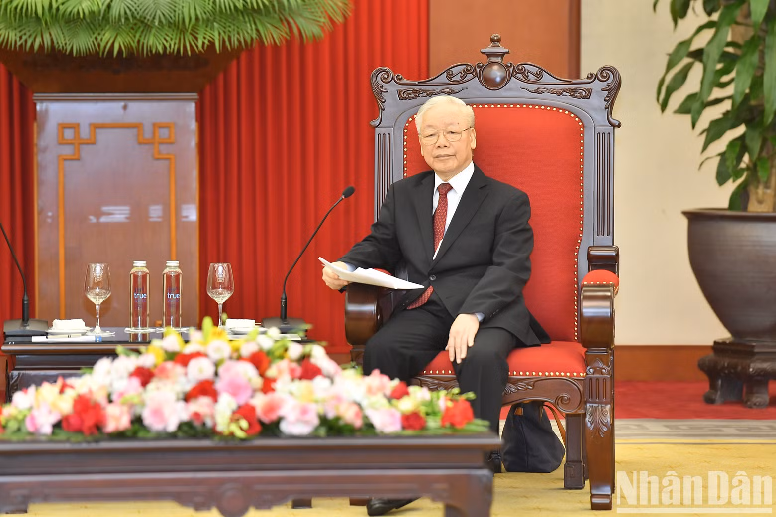 越共中央总书记阮富仲在会见中发表讲话。