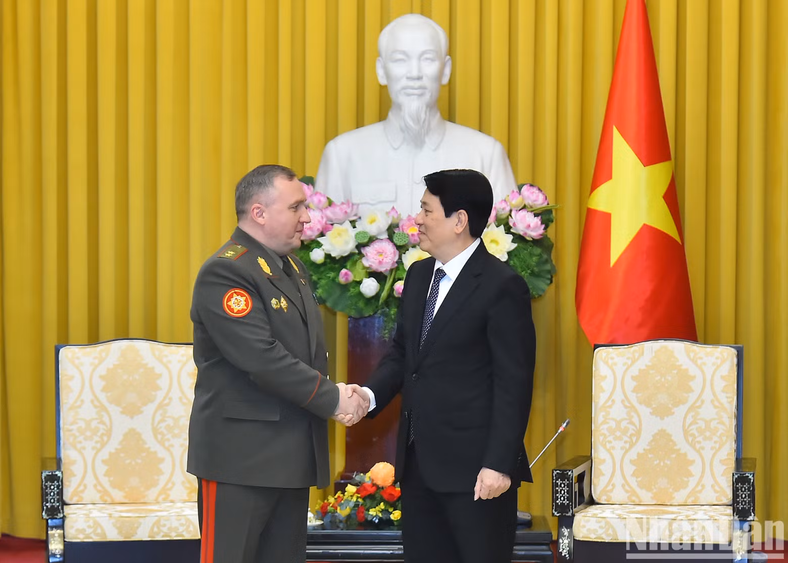 越南国家主席梁强和白俄罗斯共和国国防部长维克多·赫列宁中将。