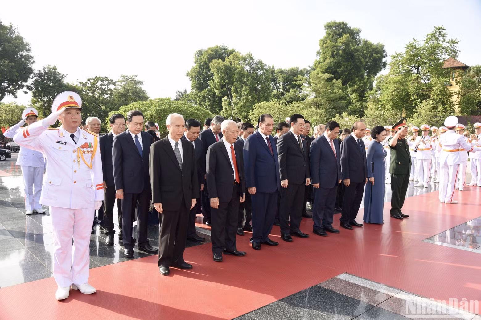 党和国家领导人缅怀英雄烈士们。