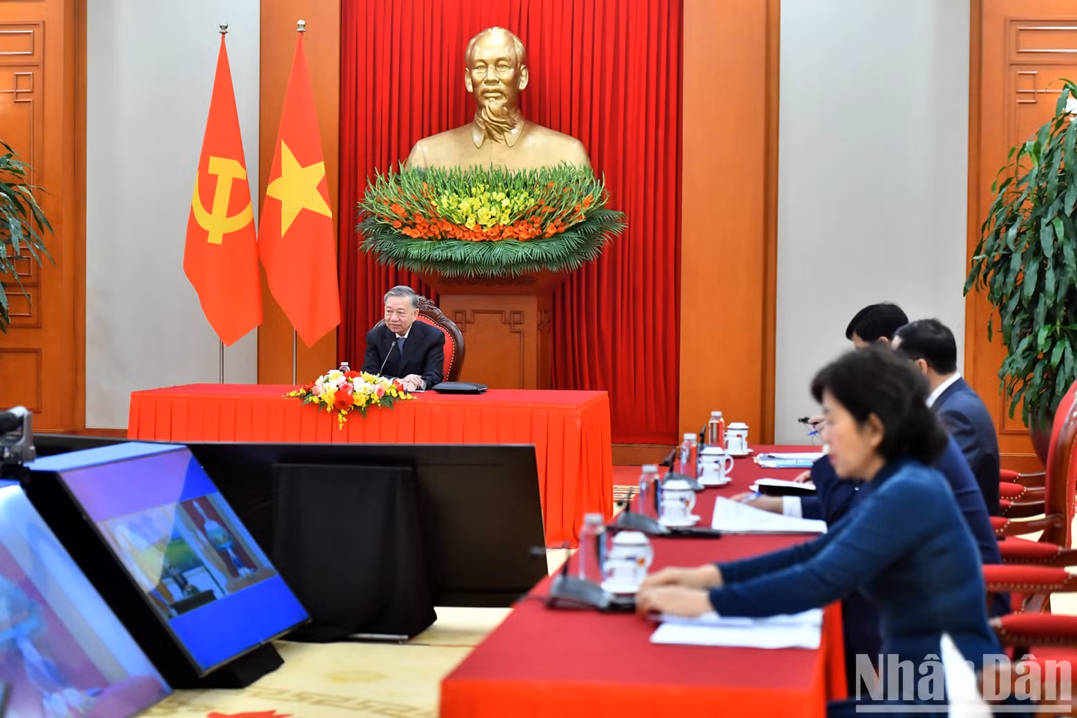 越共中央总书记苏林同老挝国家主席通伦·西苏里通电话。