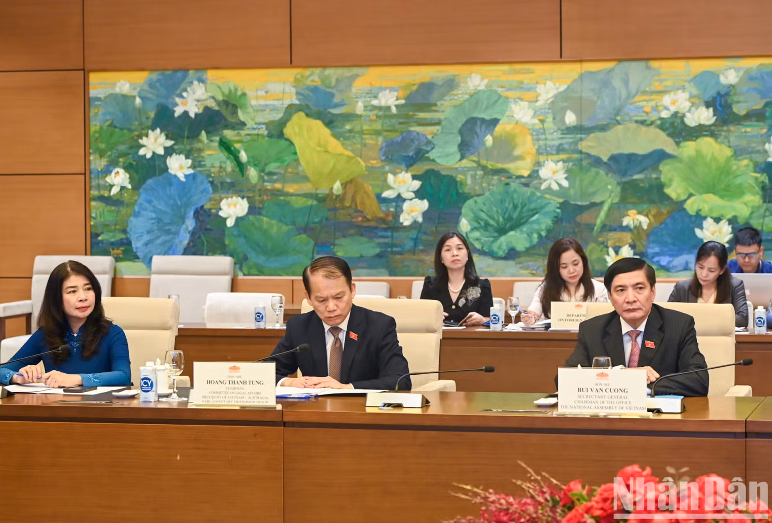 越南国会秘书长、国会办公厅主任裴文强,国会法律委员会主任黄青松和各位国会代表出席会谈。 越南国会秘书长、国会办公厅主任裴文强,国会法律委员会主任黄青松和各位国会代表出席会谈。