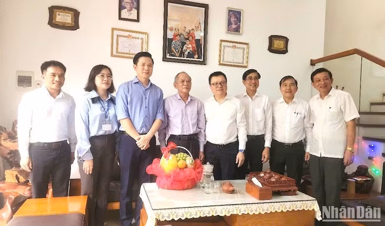 《人民报》社总编辑黎国明探望原《广南——岘港报》总编辑吴归仁。