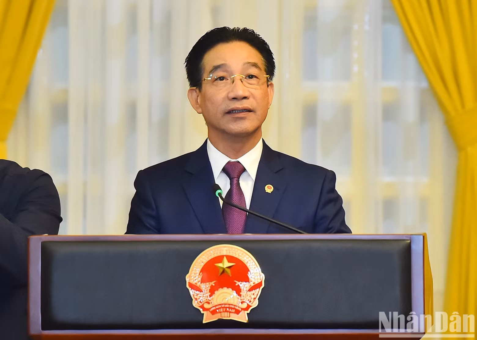 受越南国家主席和国家主席办公厅主任委托,国家主席办公厅副主任范青河公布决定。 受越南国家主席和国家主席办公厅主任委托,国家主席办公厅副主任范青河公布决定。