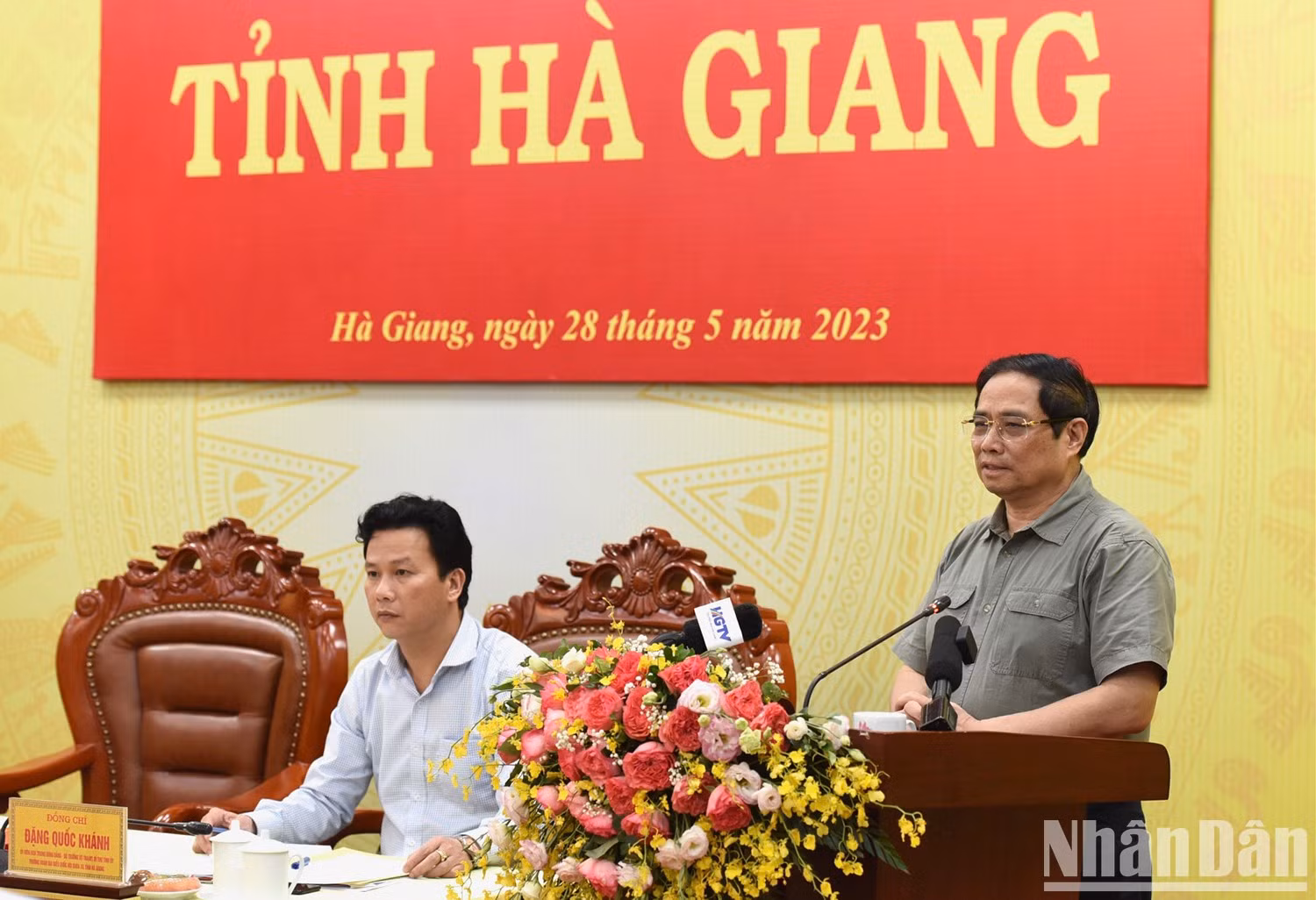 越南政府总理范明正在会议上发表讲话。