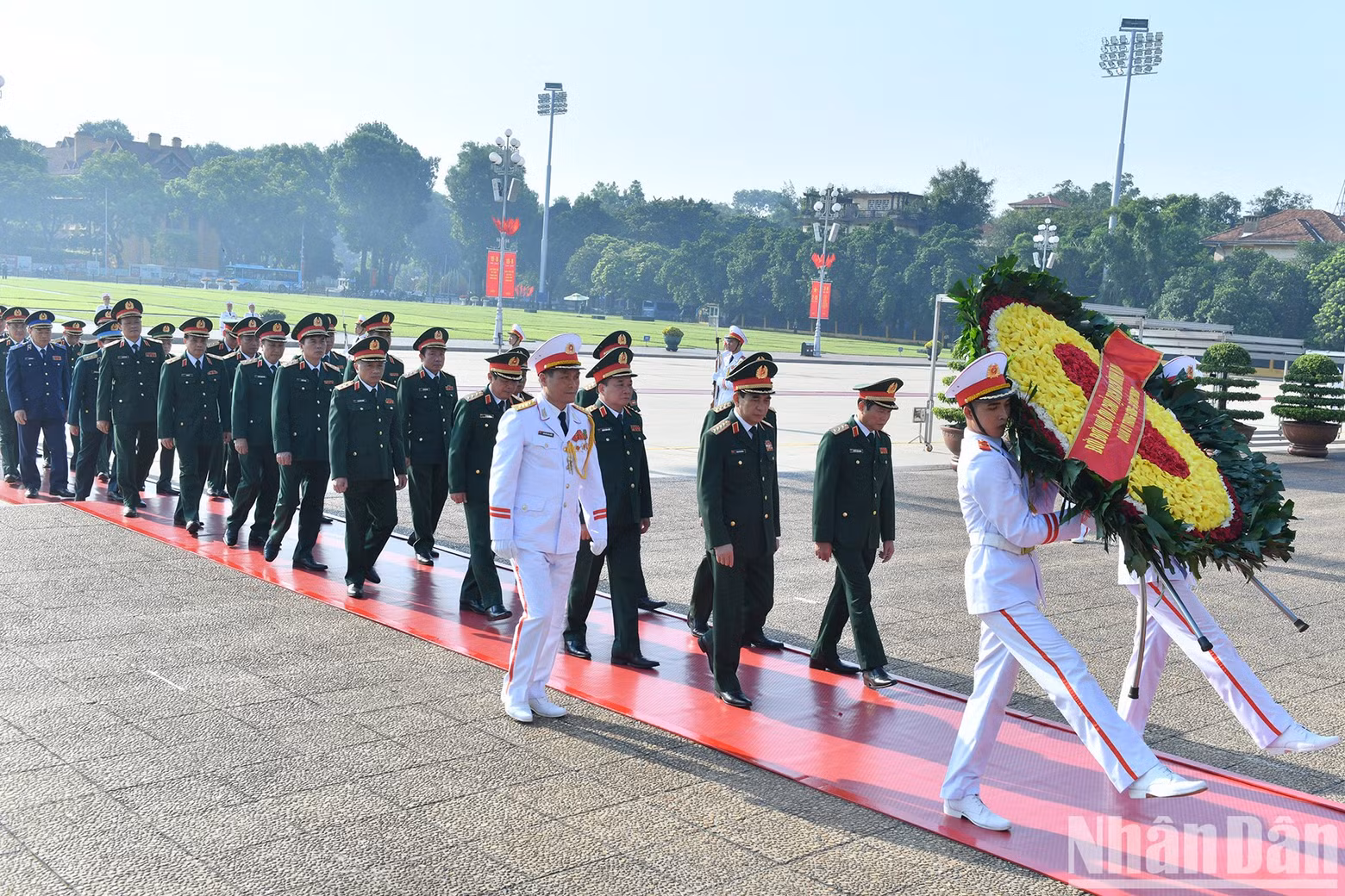 越共中央军委和国防部代表团入陵瞻仰胡志明主席遗容。
