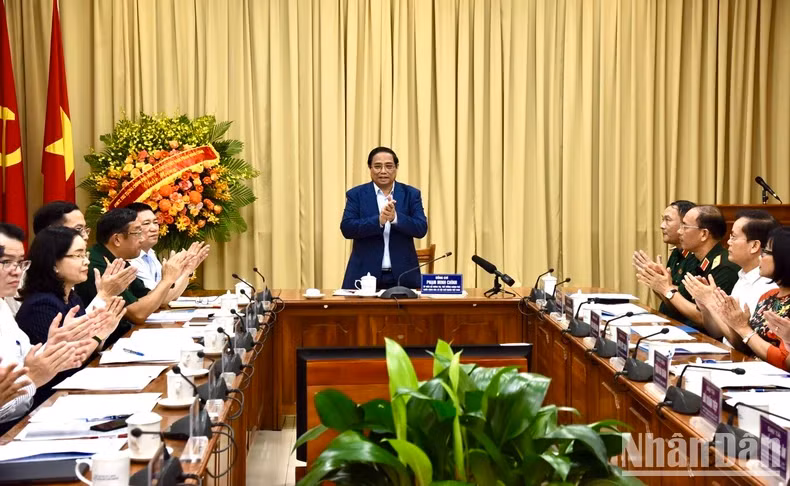 越南政府总理范明正同各部门、行业、胡志明主席陵管理委员会举行会议。