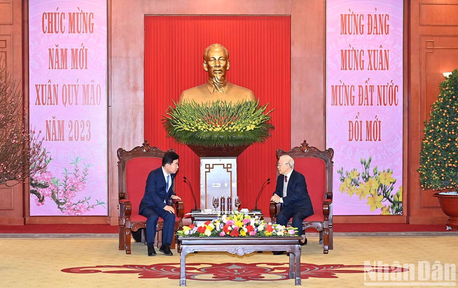 韩国国会议长金振杓在会见中发表讲话。