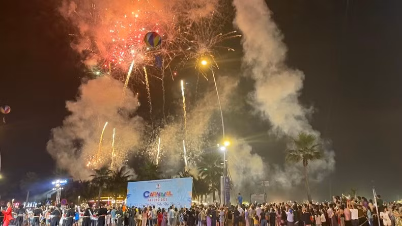 2023年下龙狂欢节开幕式结束时，组委会举行了时长约15分钟的烟花表演。