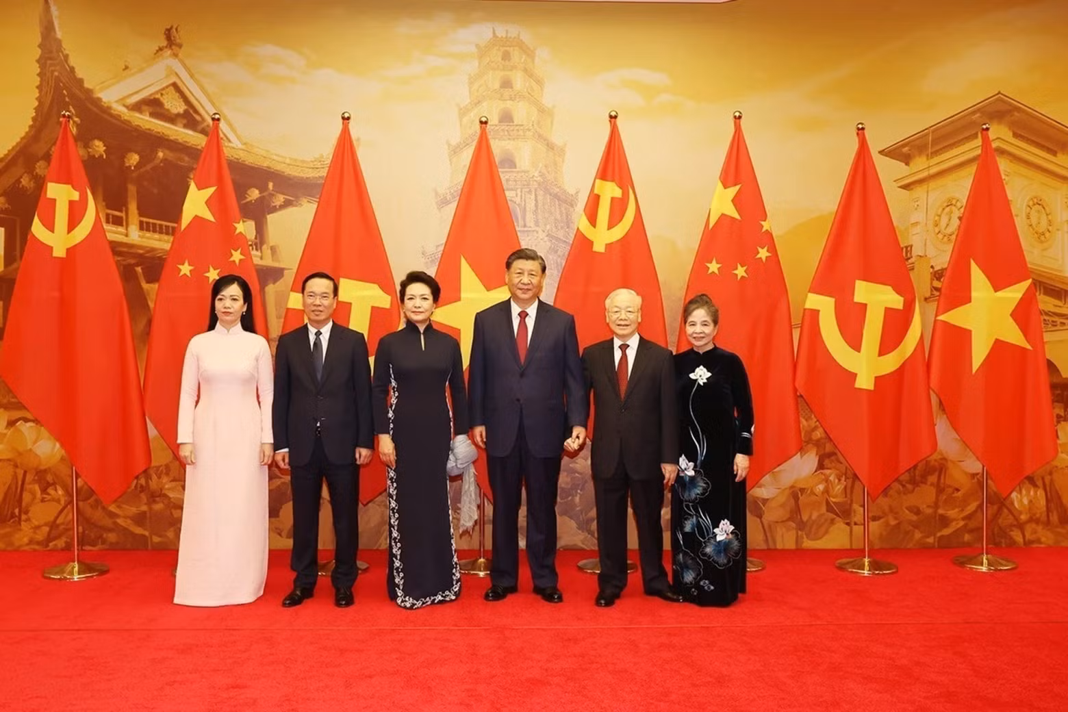 越共中央总书记阮富仲和夫人、越南国家主席武文赏和夫人，中共中央总书记、中国国家主席习近平和夫人合影。