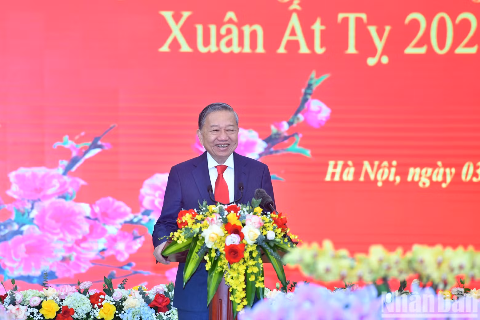 苏林总书记向越共中央办公厅干部、人员致以新春祝福。