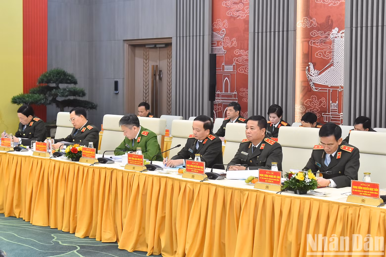 公安部领导出席会议。 公安部领导出席会议。