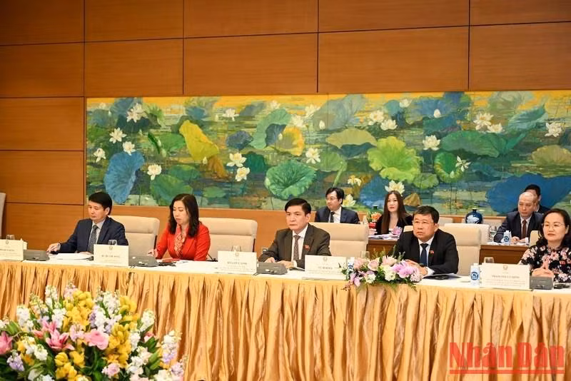 国会秘书长、国会办公厅主任裴文强，国会对外委员会主任武海河和越南代表团一同出席。