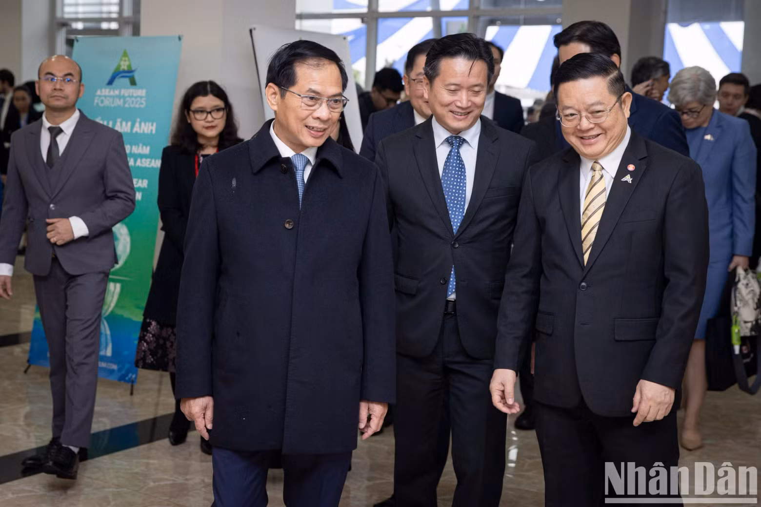 越南政府副总理兼外交部长裴青山和各位代表。