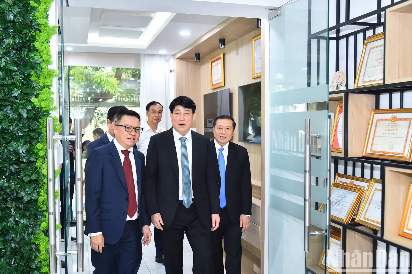 黎国明总编辑向越共中央书记处常务书记梁强介绍人民报网融媒体编辑室。 黎国明总编辑向越共中央书记处常务书记梁强介绍人民报网融媒体编辑室。