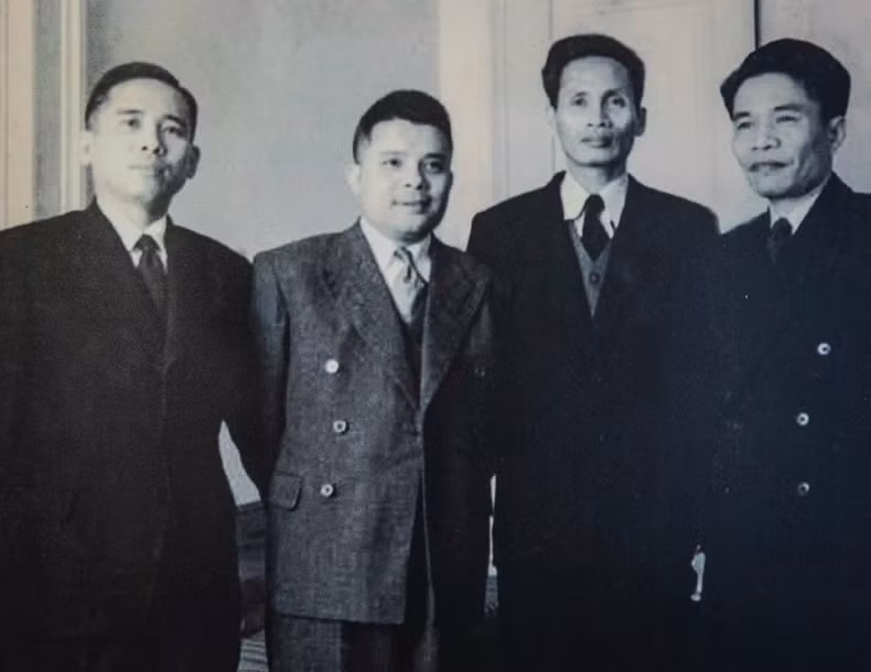 出席日内瓦会议的越南民主共和国代表团(左起):司法部副部长陈公祥,工贸部部长潘英,越南政府副总理兼代理外交部长范文同,国防部副部长谢光宝。 出席日内瓦会议的越南民主共和国代表团(左起):司法部副部长陈公祥,工贸部部长潘英,越南政府副总理兼代理外交部长范文同,国防部副部长谢光宝。