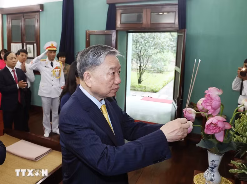 越南国家主席苏林在67号房敬香缅怀胡志明主席。