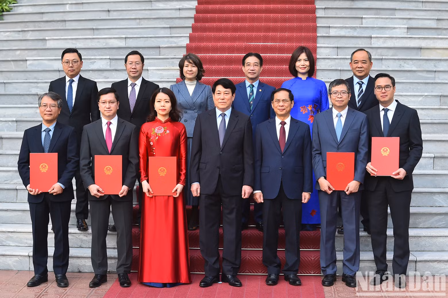 国家主席梁，政府副总理兼外交部长裴青山和各位代表。