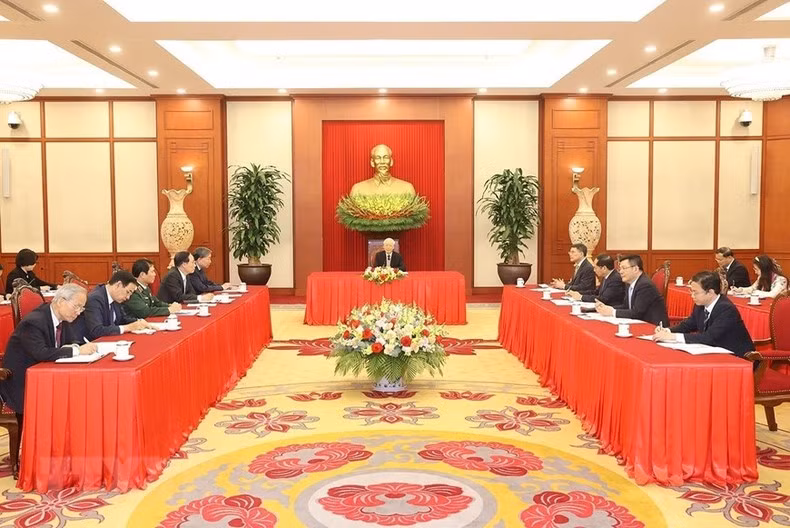 越共中央总书记阮富仲同美国总统乔•拜登通电话场景。