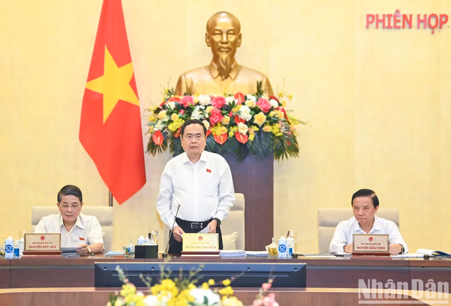 越南国会主席陈青敏发表讲话。