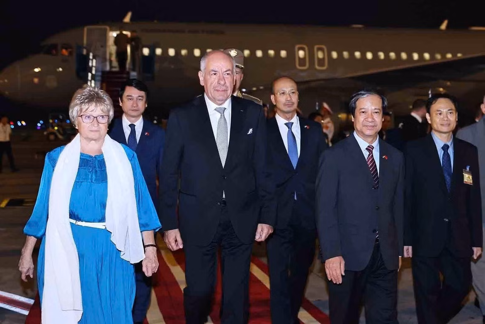 匈牙利总统苏廖克·塔马斯和夫人已抵达河内内排国际机场，开始对越南进行正式访问。
