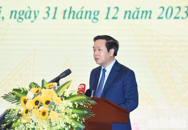 宁平省人民委员会主席范光玉发表讲话。