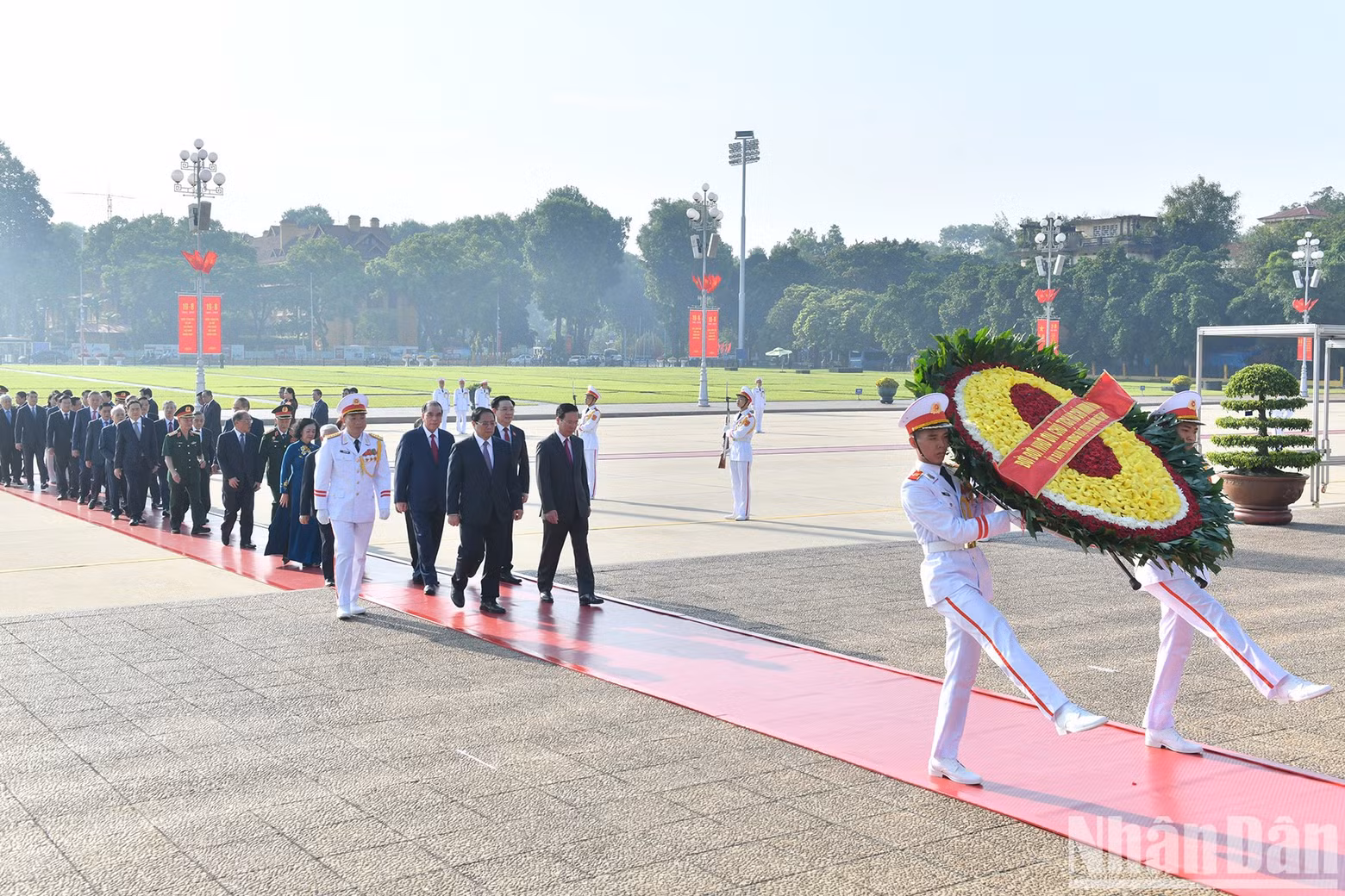 越南党和国家领导代表团的花圈飘带上写着“世世代代铭记伟大胡志明主席的功劳”，深切缅怀越南天才领袖、民族解放英雄—胡志明主席。