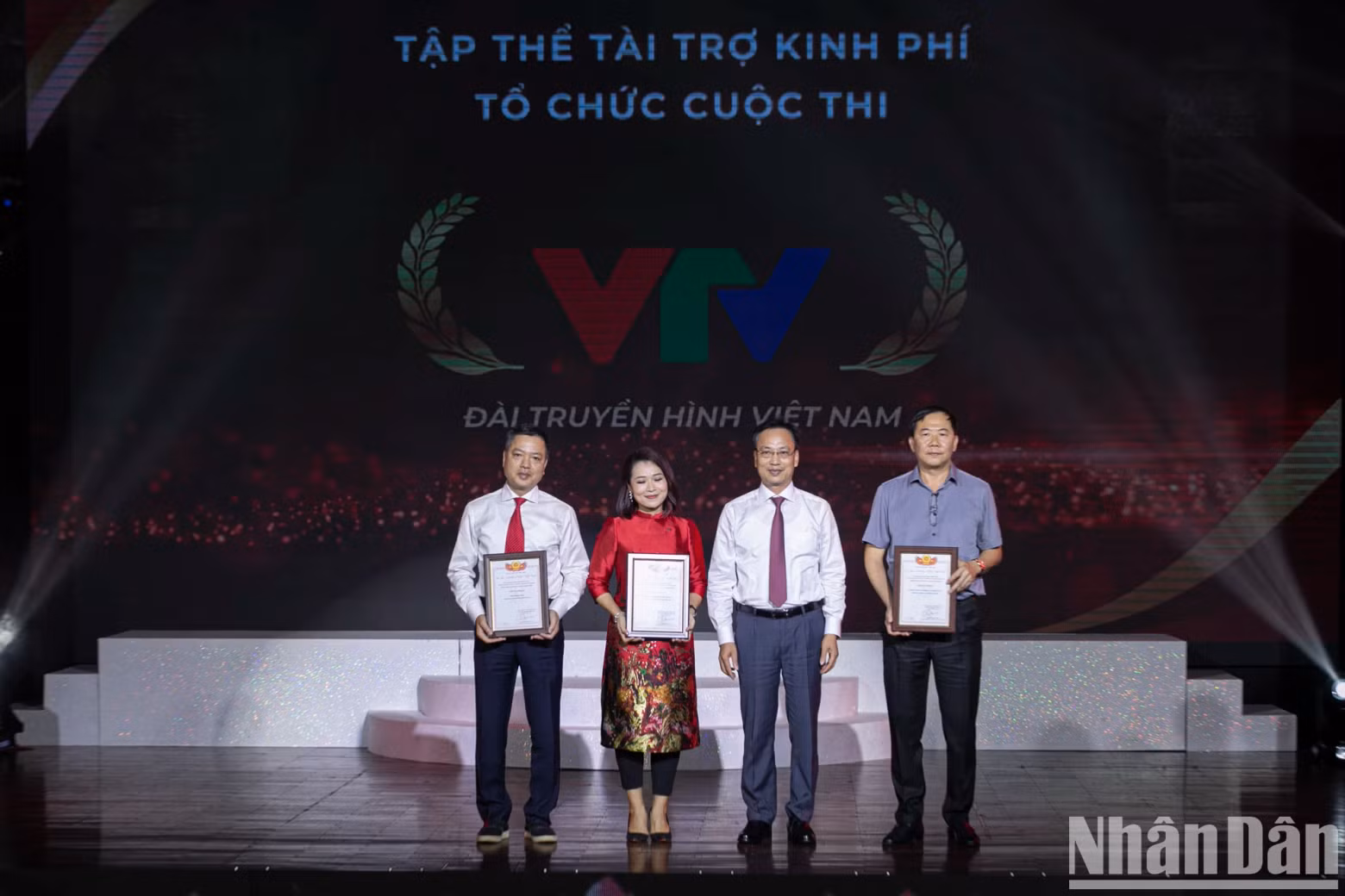 比赛指委会对3个赞助单位给予表彰。