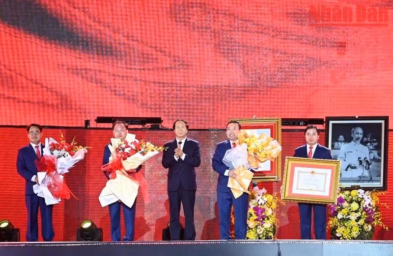 越南政府副总理黎文成向普安市授予一级劳动勋章。