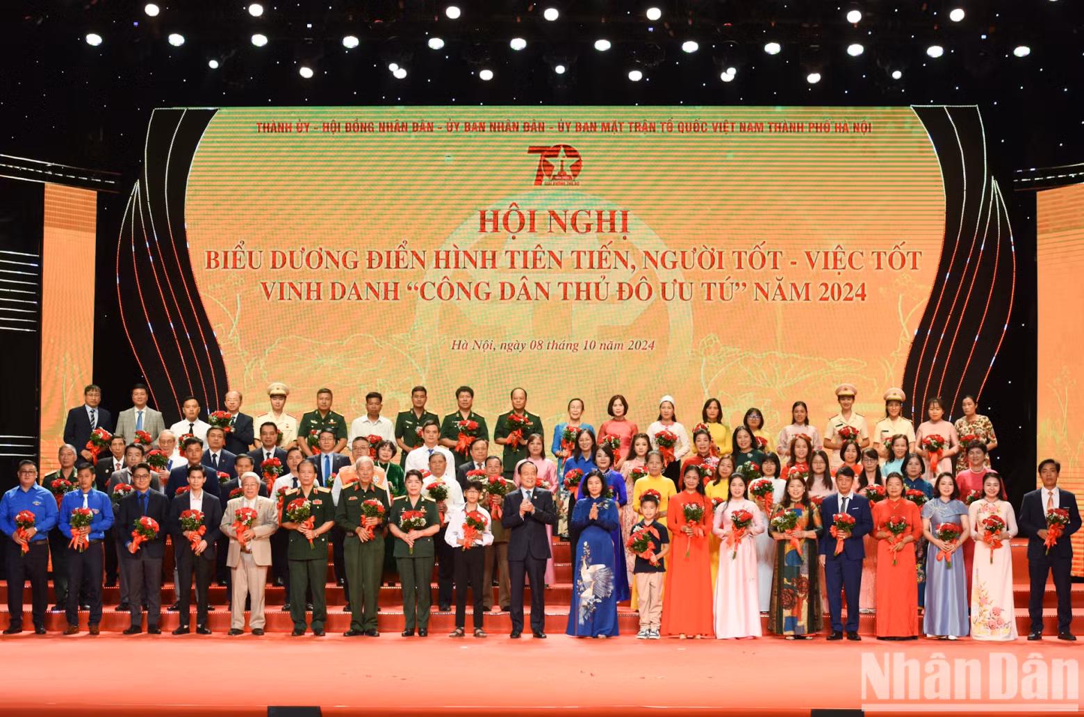 河内市委常务副书记阮氏线和人民议会主席阮玉俊向代表全市2024年“好人好事”的70个人授予称号。