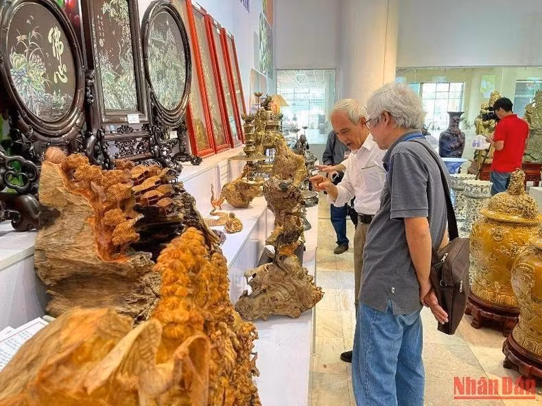 越南传统手工艺村产品展示区。