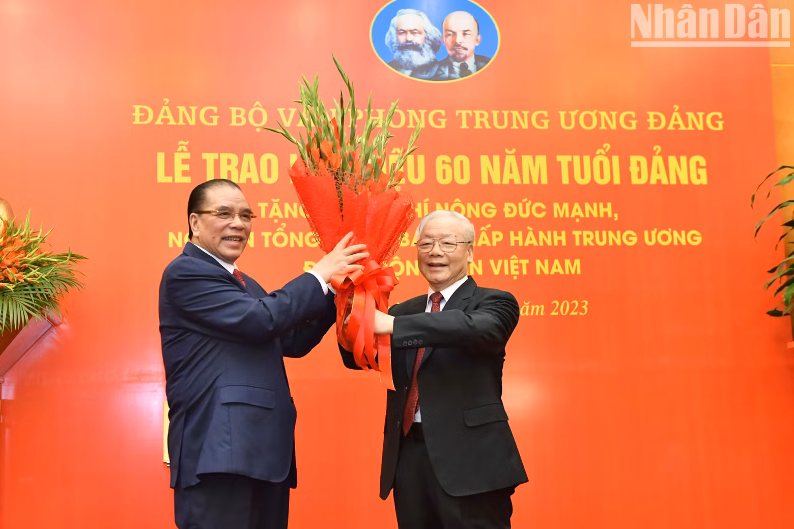越共中央总书记阮富仲向原越共中央总书记农德孟表示祝贺。