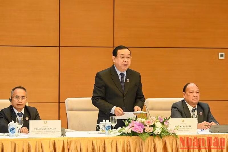 老挝国会对外委员会主任三亚·普拉塞特在活动上发言。