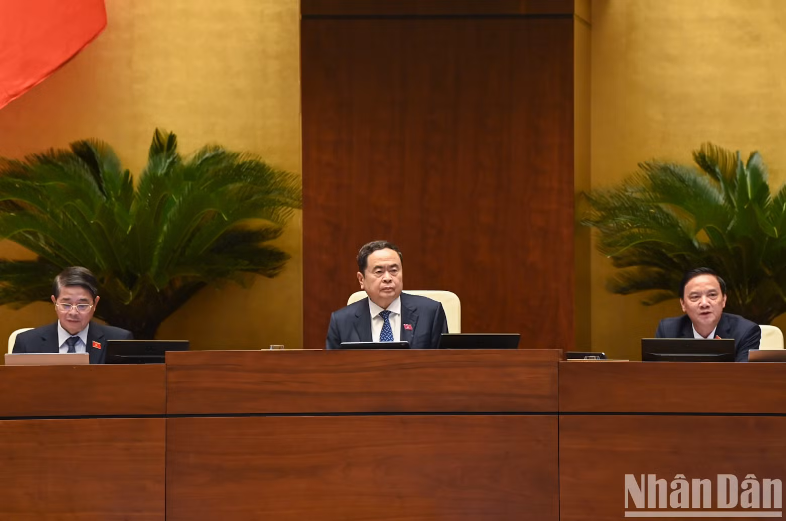 国会主席陈青敏和各位国会副主席出席会议。
