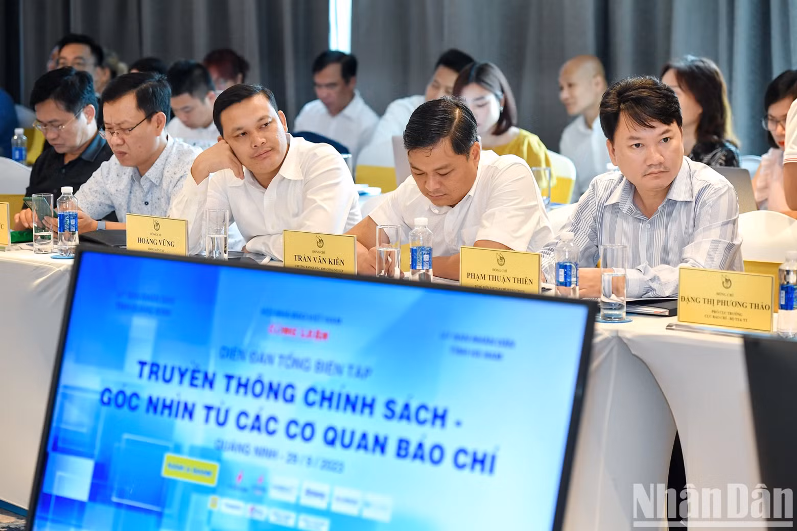 各位代表出席论坛。