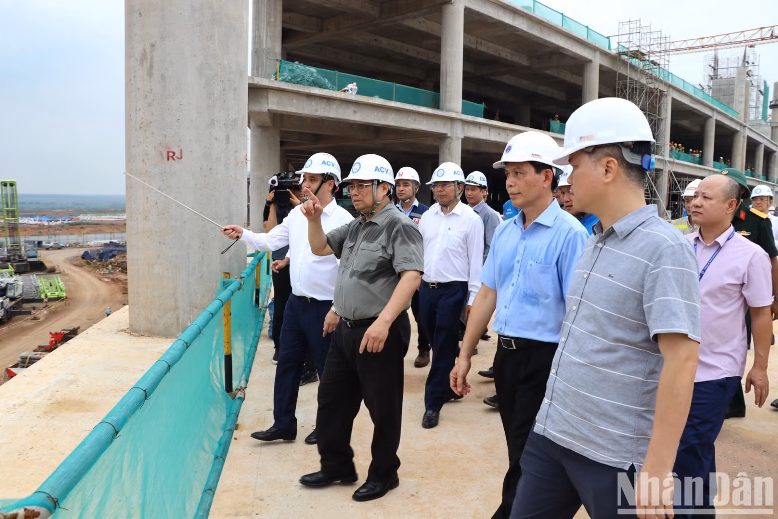 范明正总理视察隆城机场客运大楼施工进度。